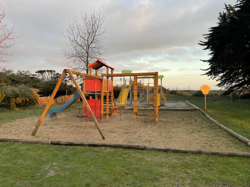 Camping Le Grand Bleu Penmarch Aire de jeux enfants 2 - Activités et services Camping Le Grand Bleu Penmarch Aire de jeux enfants 2 - Activités et services